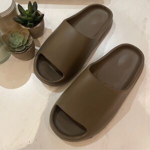 Brand new earth brown platform slip on slides sandals size 42 - 43 NEW